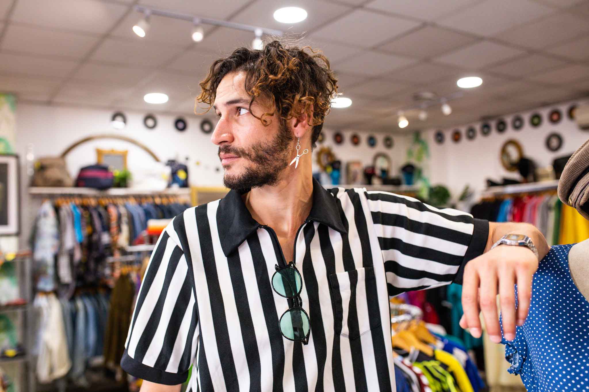Inicio 6 cheerful man in shop looking away 2025 04 04 21 45 55 utc