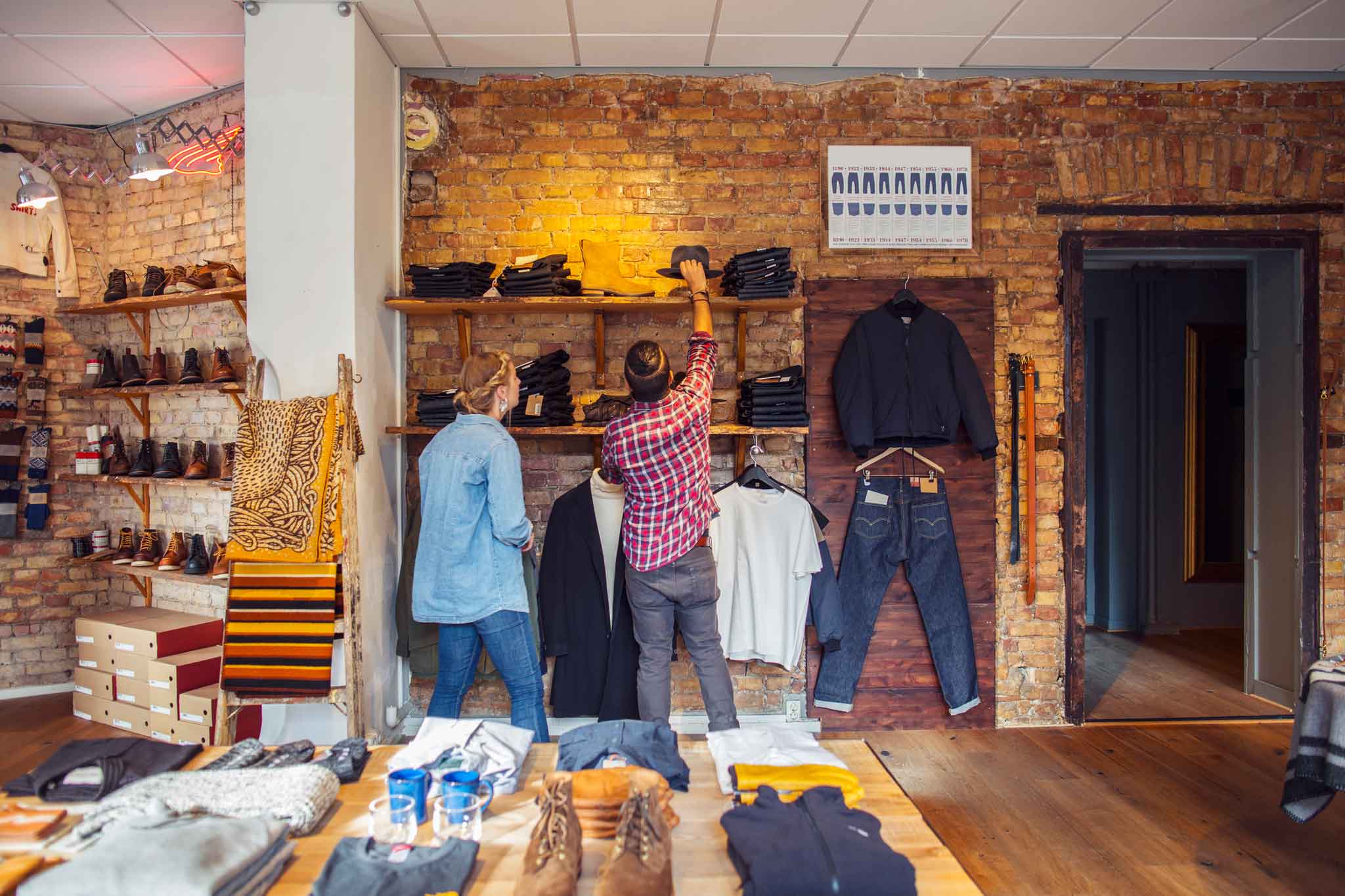 Inicio 3 friends choosing clothes in store 2024 10 18 04 21 59 utc